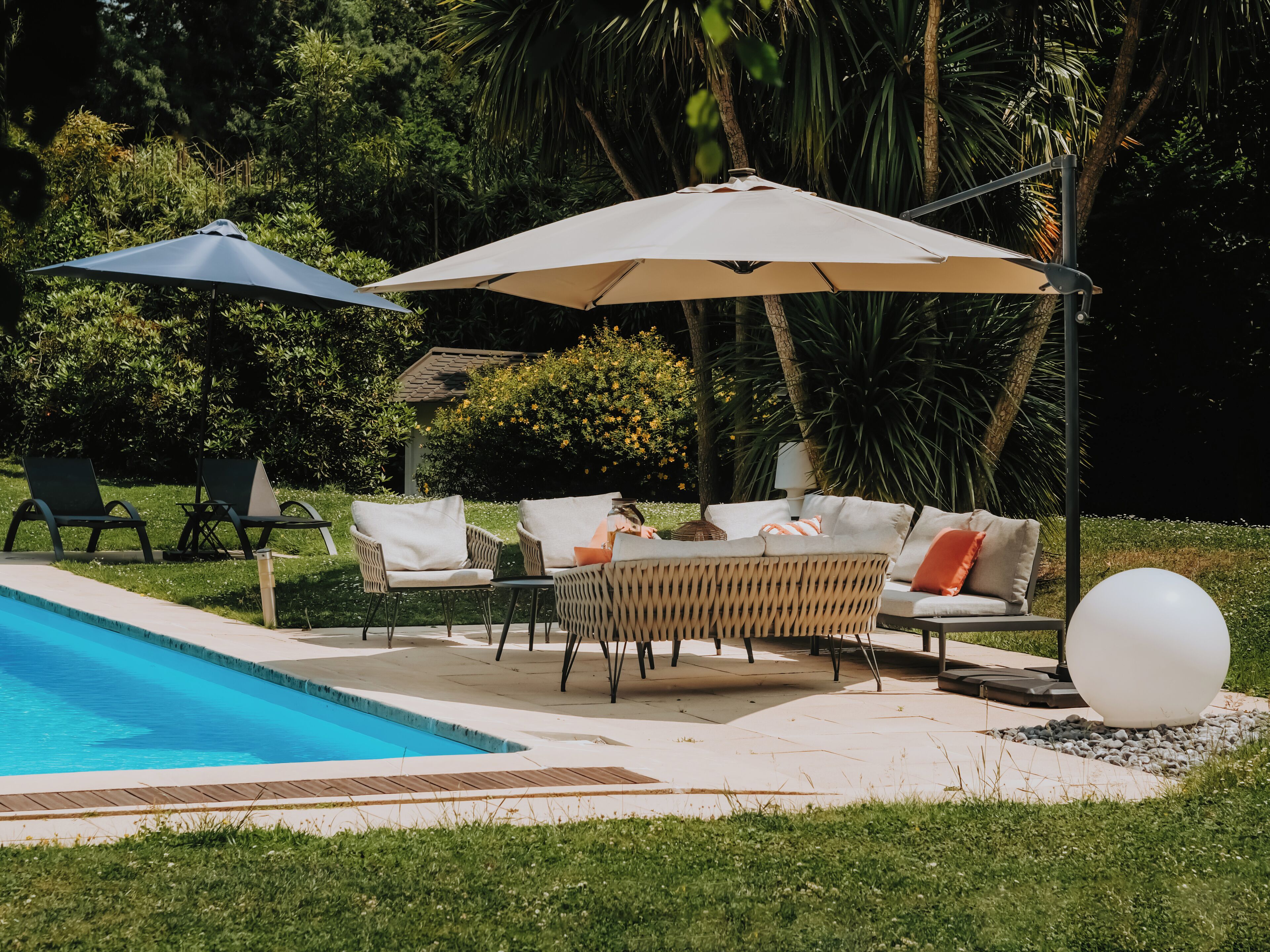 Inomhuspool, utomhuspool, parasoller och solstolar