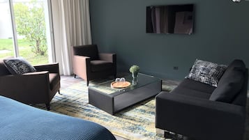 Suite, niet-roken | Individueel gedecoreerd, individueel gemeubileerd, een bureau