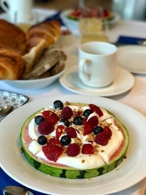 Desayuno continental (EUR 14 por persona) 