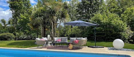 Piscine couverte, piscine extérieure, parasols de plage, chaises longues