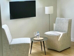 Kahden hengen huone, näköala puutarhaan (3) | Yksilöllisesti sisustettu, yksilöllisesti kalustettu, työpöytä