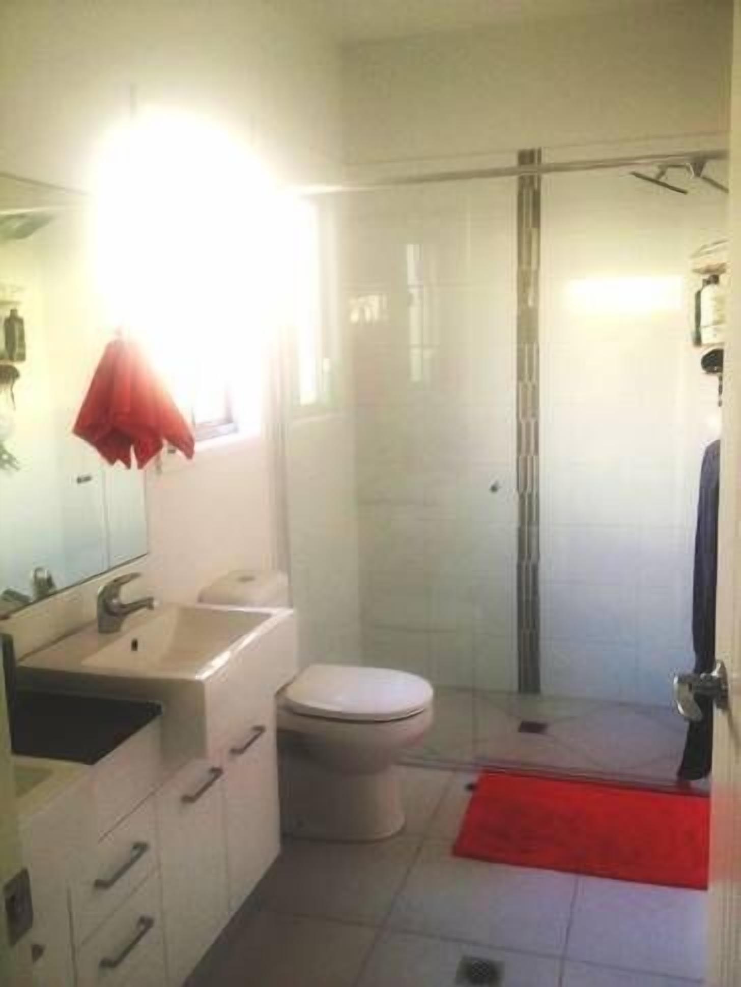 Ein Badezimmer mit Dusche, Toilette und Waschbecken.