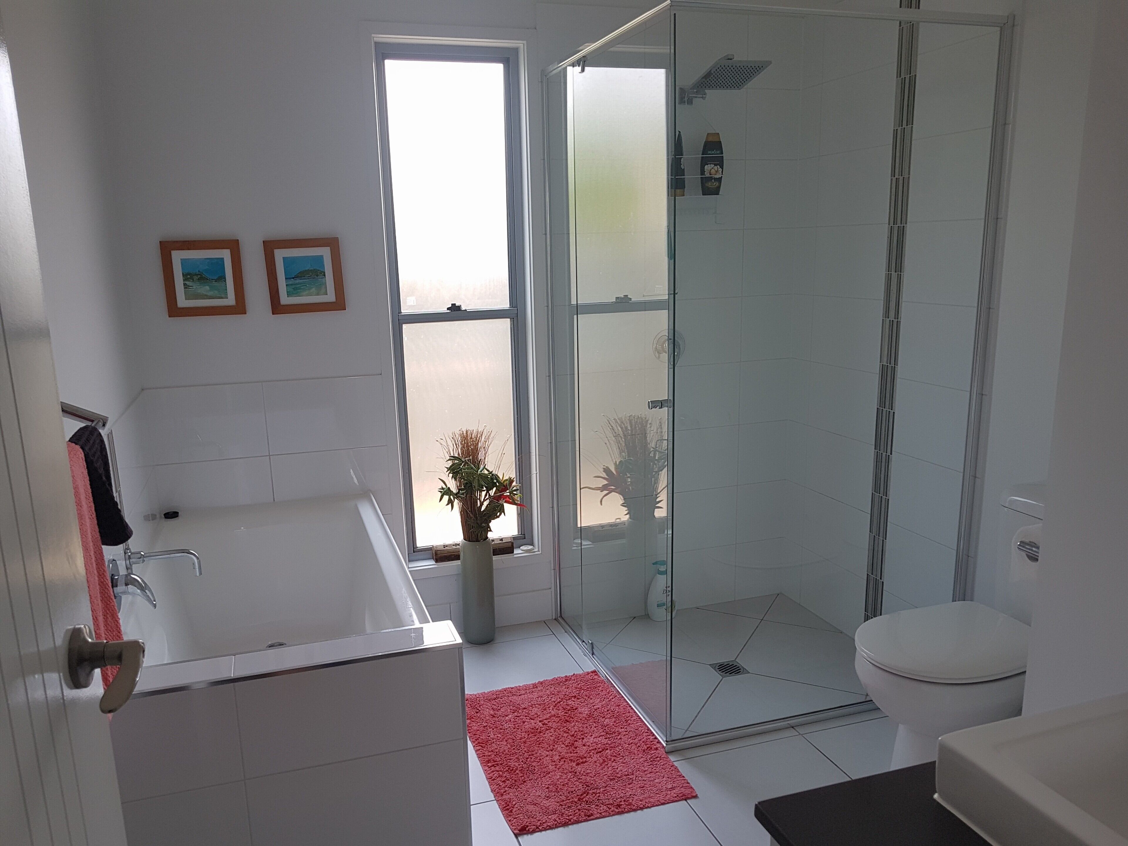 Badekar, hårføner og håndklær