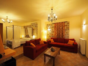 Suite supérieure, balcon, vue sur la mer | Système d’insonorisation, lit de bébé (gratuit), accès au Wi-Fi (inclus)