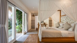 Un dormitorio con cama con dosel, un ventanal y vistas al verdor exterior.