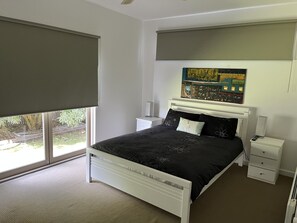 4 bedrooms, iron/ironing board, travel cot, WiFi - Barwon Bliss Beach House (Barwon Heads)