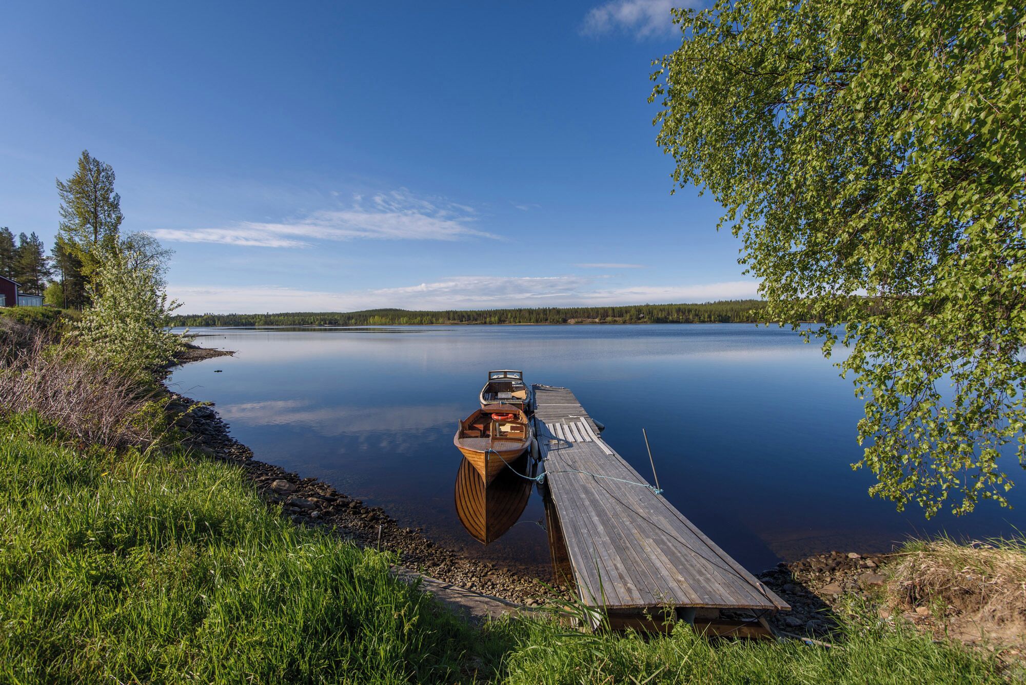 På stranden og sort sand