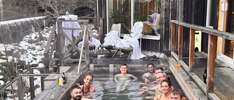 三溫暖烤箱、美體療程、熱石按摩、瑞典式按摩、敷體療程、身體去角質