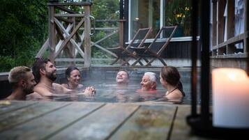 Una piscina techada, sillones reclinables de piscina