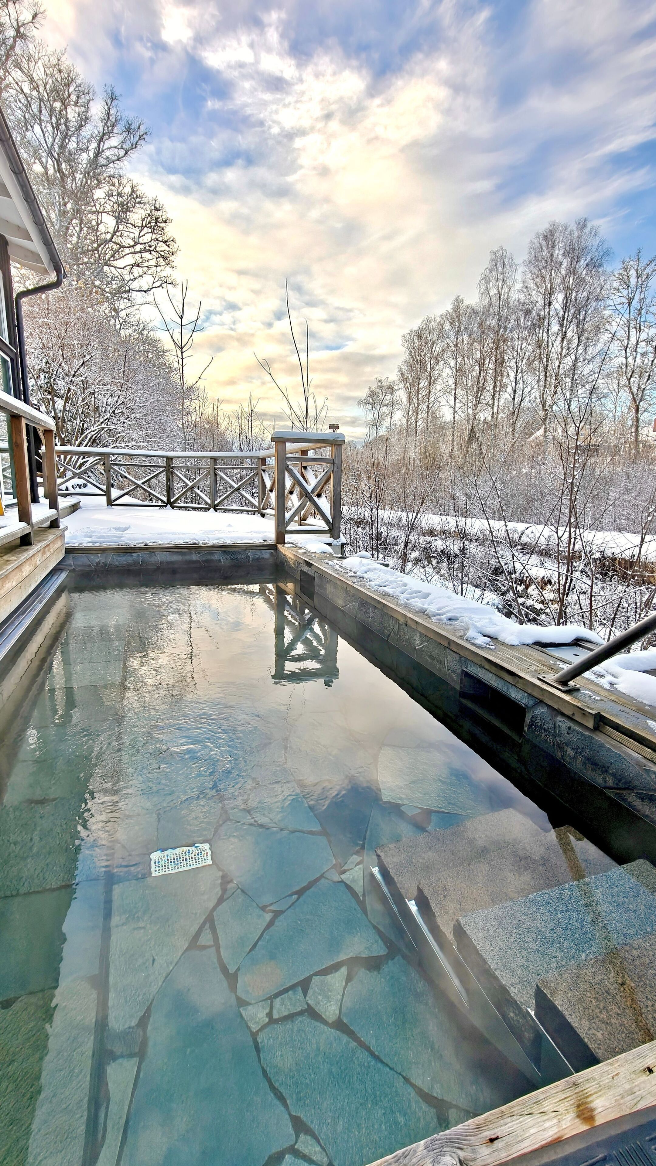 Sauna, body treatments, hot stone massages, Swedish massages, body wraps