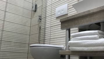 Double Room | Bathroom | Shower, rainfall showerhead, designer toiletries, hair dryer