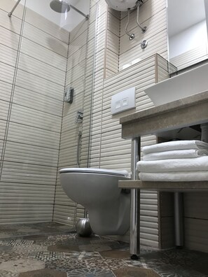 Double Room | Bathroom | Shower, rainfall showerhead, designer toiletries, hair dryer - Hostel Fine Belgrade (Belgrade)
