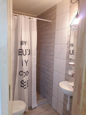 Shower, hair dryer, slippers, towels - Eco Hostel DROVA (Lviv)