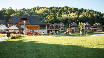 Área de juegos infantiles al aire libre