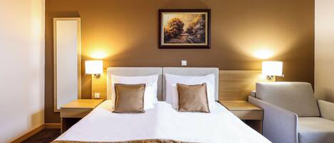 Dobbelt- eller tomannsrom – superior | Safe på rommet, blendingsgardiner, lydisolert og sengetøy