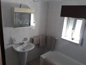 Badewanne, Haartrockner, Bidet, Handtücher