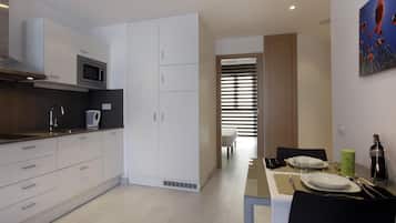 Een koelkast, een magnetron, een vaatwasser