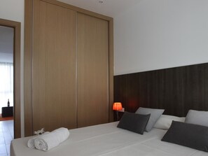 1 habitación, tabla de planchar con plancha, internet y ropa de cama 