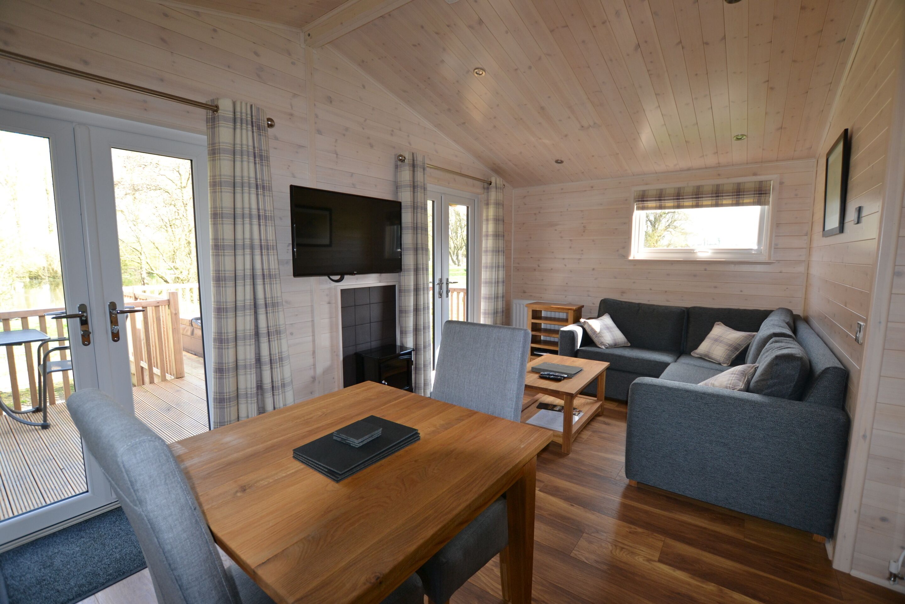 Luxury Apartment, Ensuite, Lake View (Kingfisher Lodge) | Lounge