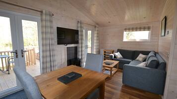 Luxury Apartment, Ensuite, Lake View (Kingfisher Lodge) | Lounge
