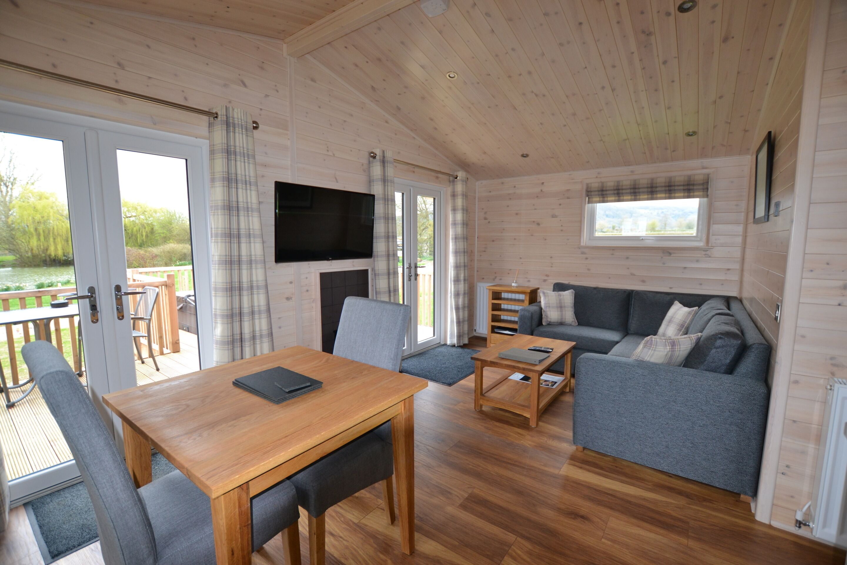 Superior Apartment, Ensuite, Lake View (Sparrowhawk Lodge)