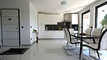 Apartment, 2 Bedrooms, Ground Floor | In-room dining