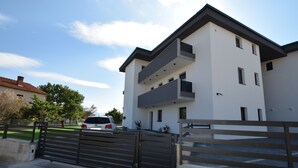 Parking - Apartment Helena (Malinska-Dubasnica)