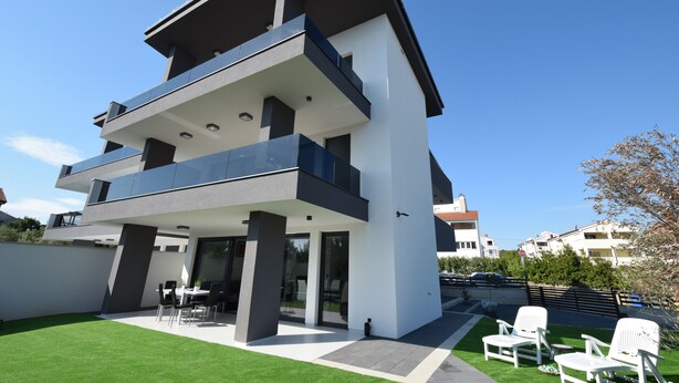 Front of property - Apartment Helena (Malinska-Dubasnica)