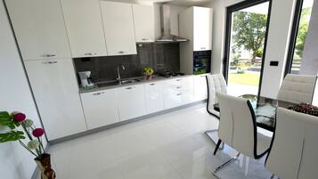 Appartement, 2 chambres, rez-de-chaussée | Cuisine privée | Réfrigérateur, plaque de cuisson, lave-vaisselle, cafetiÚre/bouilloire
