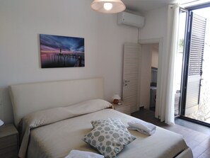 2 chambres, bureau, chambres insonorisées, fer et planche à repasser