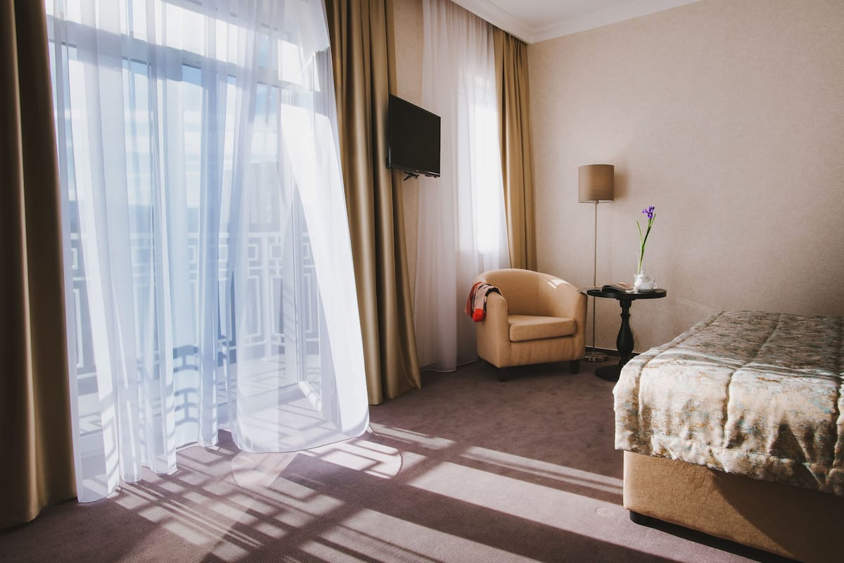 Minibar, in-room safe, desk, iron/ironing board