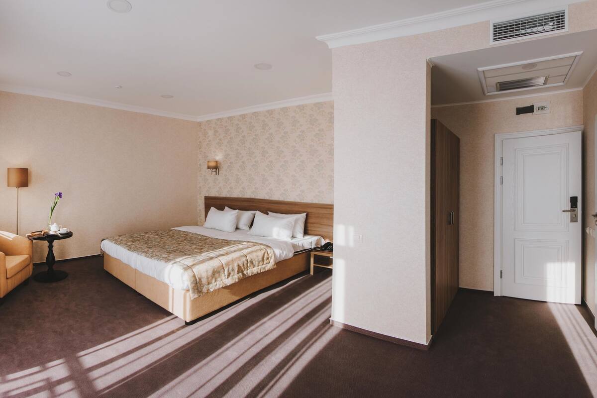 Junior Suite | Minibar, in-room safe, desk, iron/ironing board