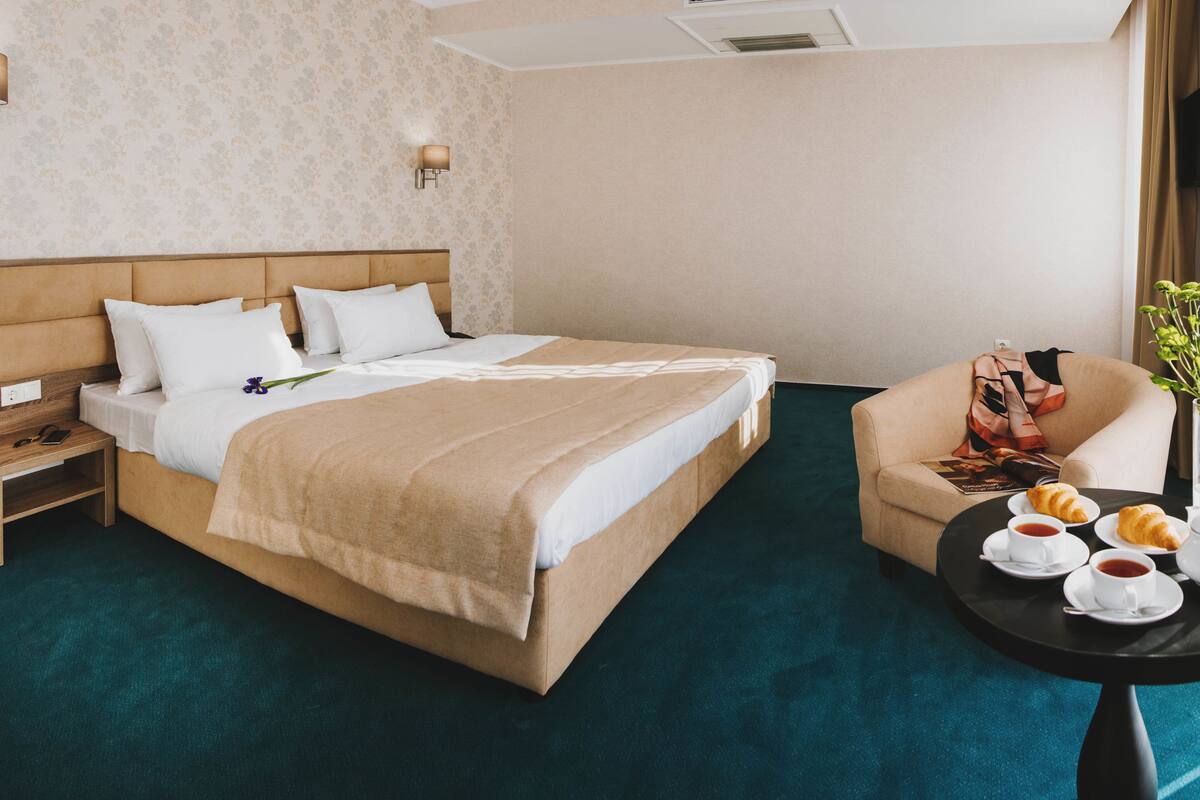 Suite | Minibar, in-room safe, desk, iron/ironing board