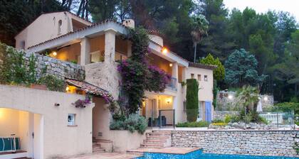 Villa sur les hauteurs de Cannes surplombant le Cap d'Antibes