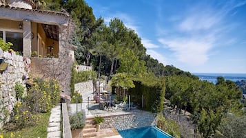 Una piscina al aire libre, una piscina climatizada