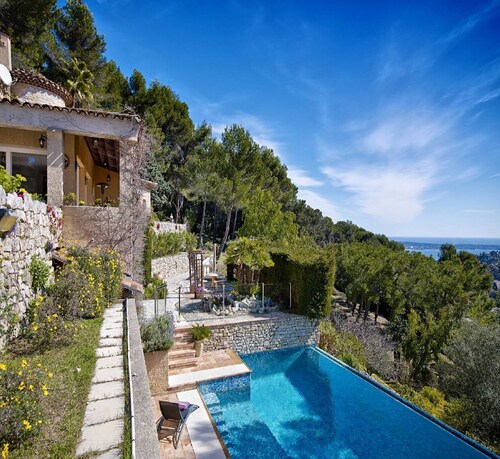 Villa sur les hauteurs de Cannes surplombant le Cap d'Antibes