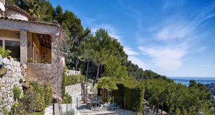 Villa sur les hauteurs de Cannes surplombant le Cap d'Antibes