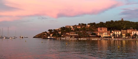 Una spiaggia nelle vicinanze