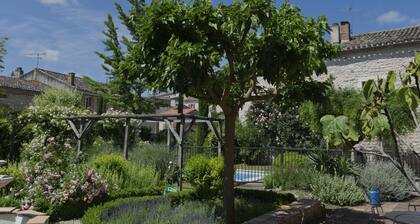 Ancien presbytÚre du 15Úme siÚcle avec piscine privée dans un charmant village