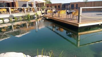 Melayani sarapan, makan siang, dan makan malam