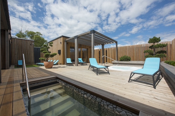 Bastu, bubbelpool, ångbastu, kroppsbehandlingar och aromaterapi