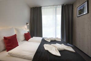 Escritorio, cortinas blackout, wifi gratis y ropa de cama 