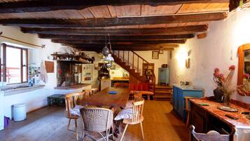 House, 3 Bedrooms | In-room dining