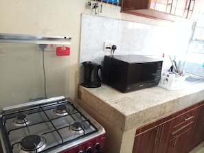 Micro-ondes, batterie de cuisine, vaisselle et ustensiles