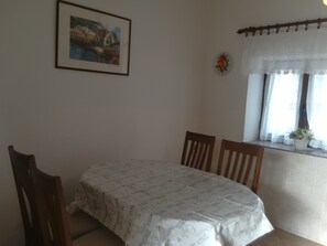 Apartment, 1 Bedroom (M2) | In-room dining