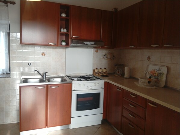 Apartment, 1 Bedroom (M2) | Private kitchen | Fridge, oven, stovetop, electric kettle - Apartment MIMA (Umag)