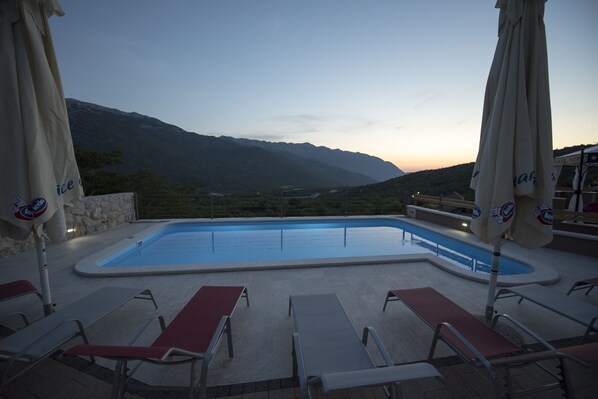 Una piscina al aire libre de temporada