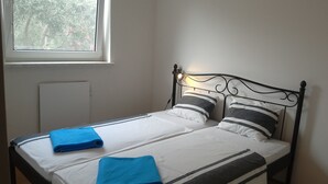 Apartment (Ground Floor) | 2 bedrooms, iron/ironing board, cribs (surcharge), WiFi (free) - Apartment Lynda (Umag)