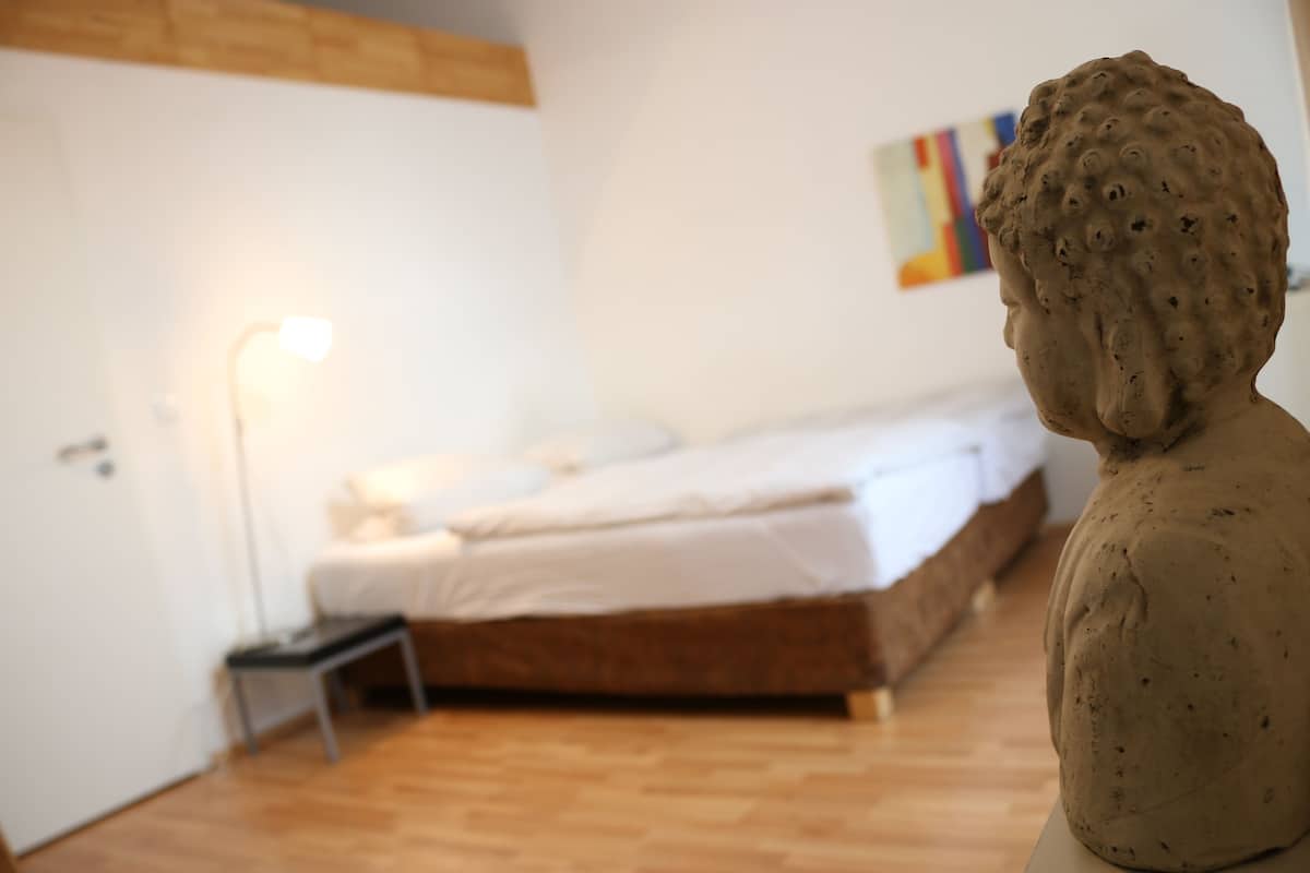 Studio Apartment - 2 Rooms - Kitchen & Bath | 1 habitación, edredón, decoración personalizada y muebles diferentes