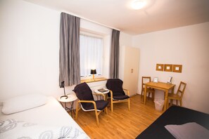 Budget Hostel Rooms - Shared Facilities - Bath & Kitchen | Wohnzimmer | 35-Zoll-Flachbildfernseher mit Kabelempfang, Fernseher